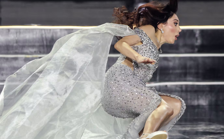 “Miss Earth”: Украины гоо бүсгүй тайзан дээр бүдэрсэн ч дэд байр эзлэв